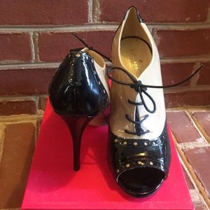 Kate Spade Cala linen / black patent leather heel